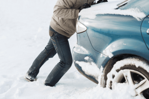 Coche atascado en la nieve