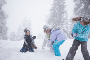 Niños jugando en la nieve