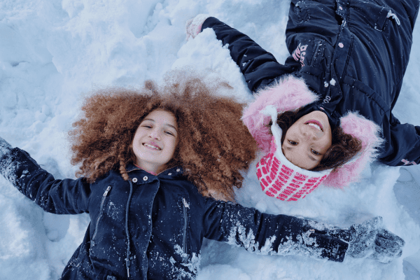 Dos niñas en la nieve
