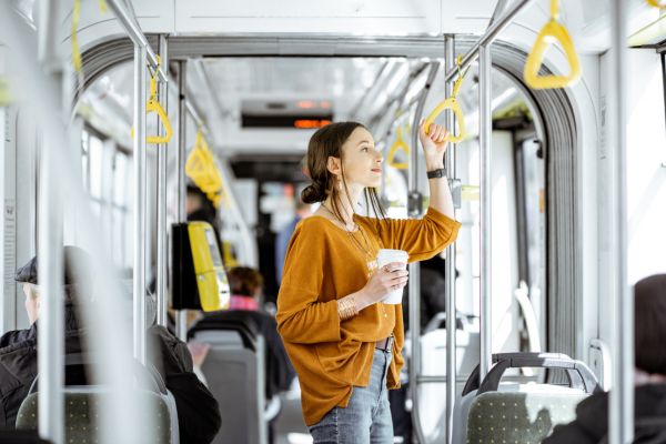 Chica en autobús